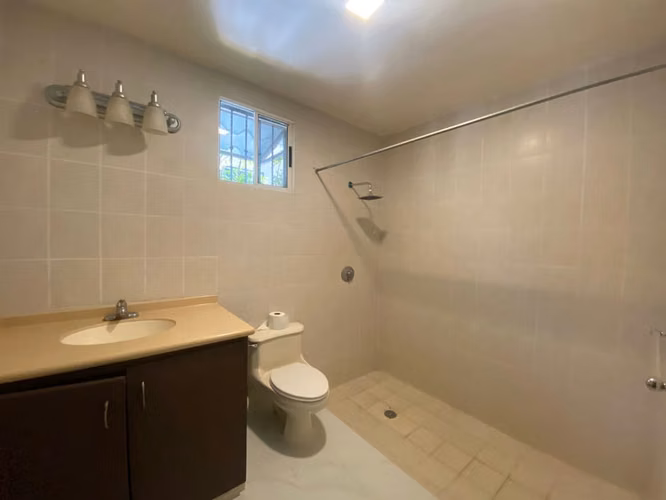 FP' Se vende amplia propiedad residencial Residencial los Almendros