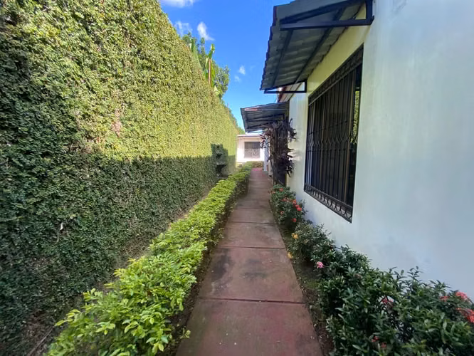 FP' Se vende amplia propiedad residencial Residencial los Almendros