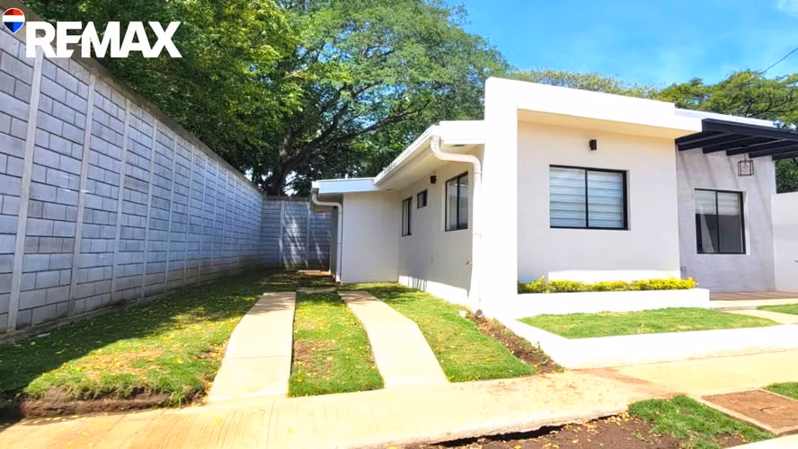 Modern houses in Residencial La Villa La Paz.
