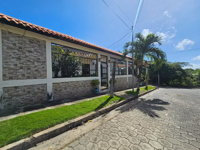 HERMOSA CASA EN VENTA PISTA SUBURBANA 2 KM AL SUR SB
