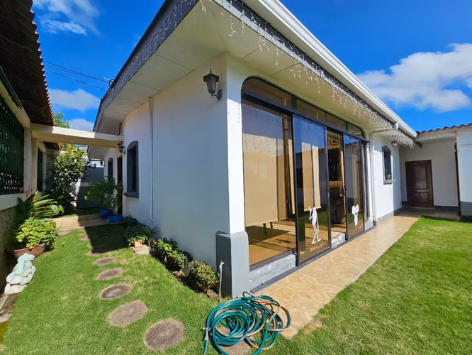 HERMOSA CASA EN VENTA PISTA SUBURBANA 2 KM AL SUR SB