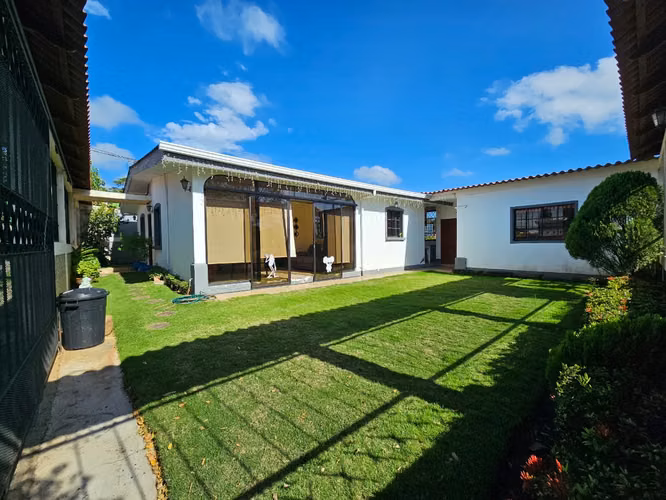 HERMOSA CASA EN VENTA PISTA SUBURBANA 2 KM AL SUR SB