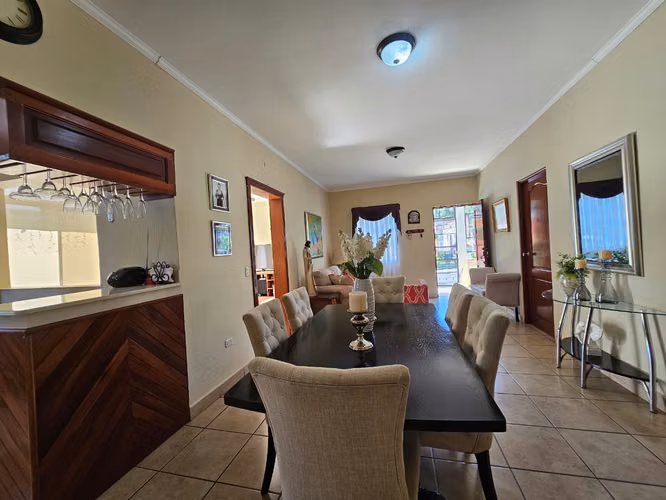 HERMOSA CASA EN VENTA PISTA SUBURBANA 2 KM AL SUR SB