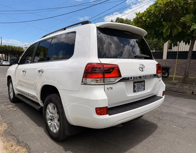 TOYOTA LAND CRUISER VX FULL EXTRA