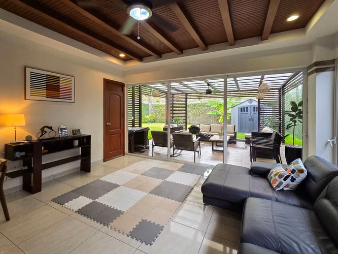 Se vende casa con terreno extra en Terrazas de Santo Domingo 