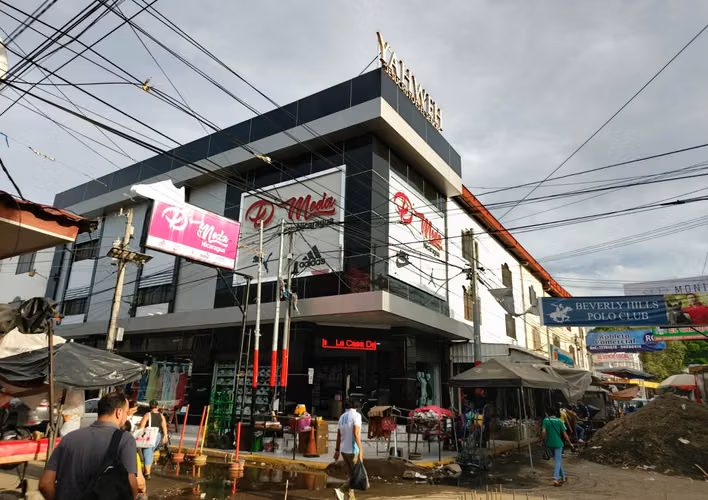 MERCADO ORIENTAL - SE RENTA DE EDIFICIO COMERCIAL ESQUINERO