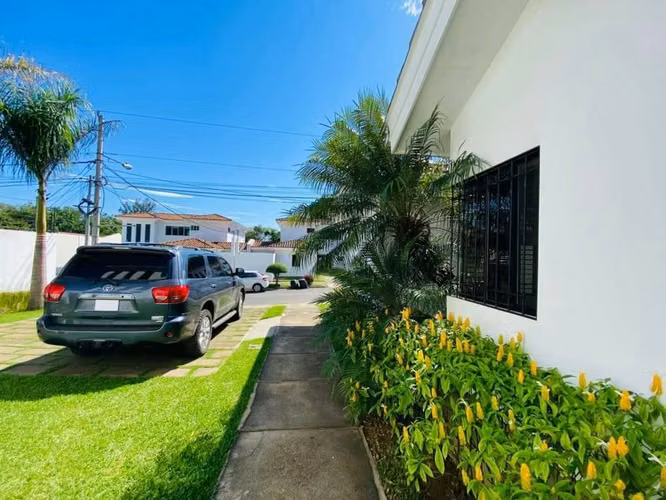 Casa en Venta con Piscina – Condominio Exclusivo, Km 11 Carretera a Masaya. - Imagen 38