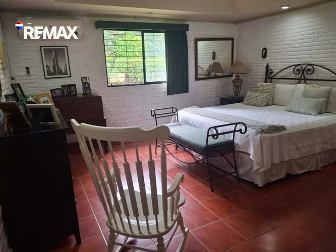 Amplia Casa con Bellos Jardines