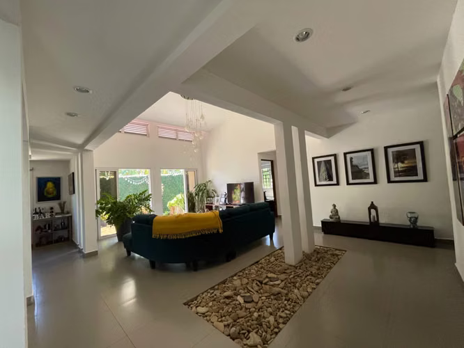 YA-Vendo moderna casa en excelente ubicación en Santo Domingo, Managua