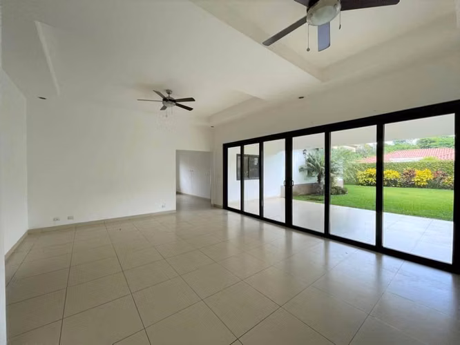 Se Vende Casa con Piscina en Condominio en Santo Domingo. U$400,000 dolares - Imagen 3