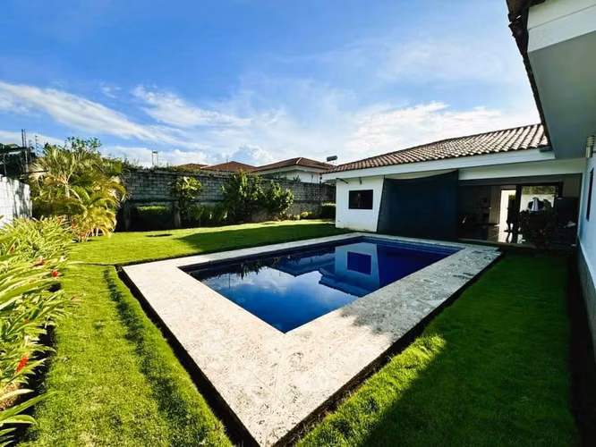 Se Vende Casa con Piscina en Condominio en Santo Domingo. U$400,000 dolares - Imagen 1