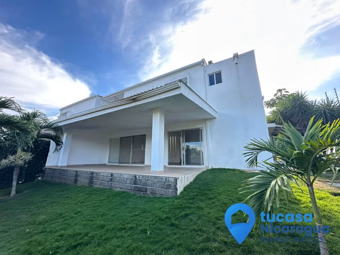 Se Renta Casa Moderna en Santo Domingo