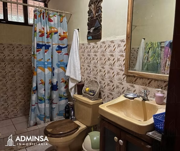 Residencia Clásica con Jardín y Paneles Solares en Villa Fontana