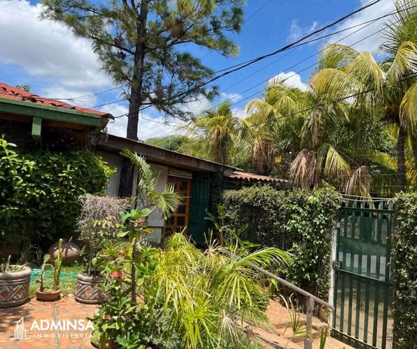 Residencia Clásica con Jardín y Paneles Solares en Villa Fontana