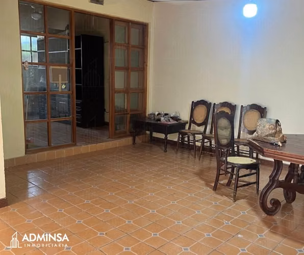 Residencia Clásica con Jardín y Paneles Solares en Villa Fontana