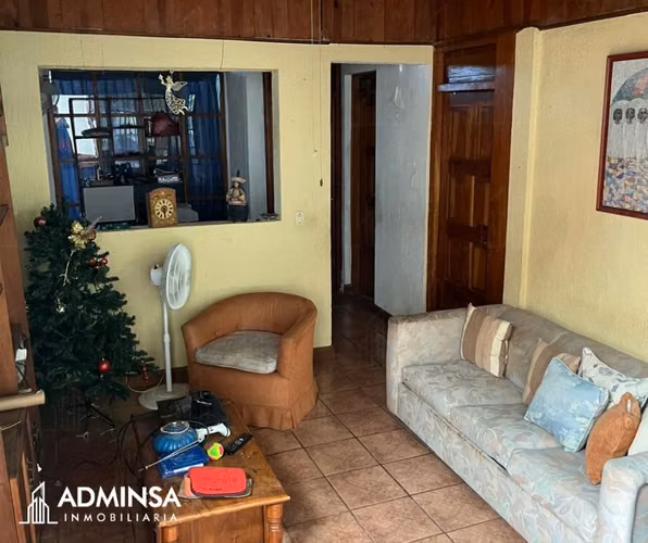 Residencia Clásica con Jardín y Paneles Solares en Villa Fontana
