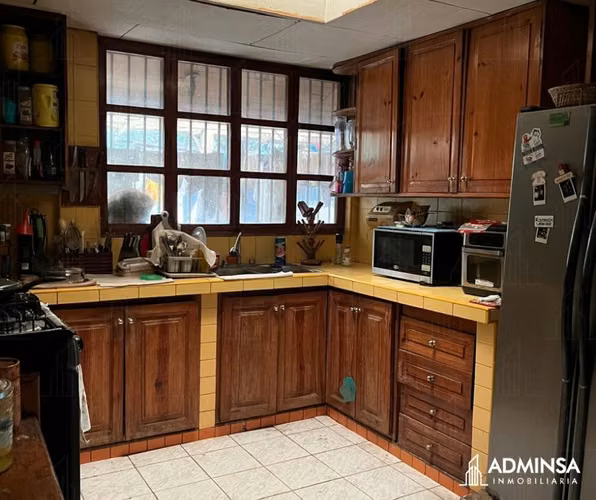 Residencia Clásica con Jardín y Paneles Solares en Villa Fontana