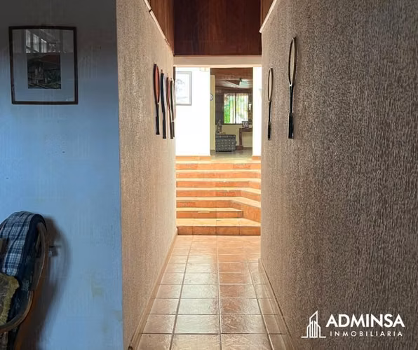Residencia Clásica con Jardín y Paneles Solares en Villa Fontana