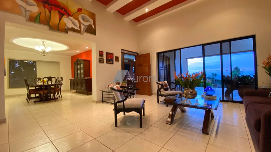 Hermosa casa en venta en Carretera Sur.