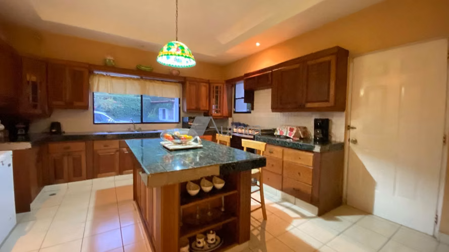 Hermosa casa en venta en Carretera Sur.