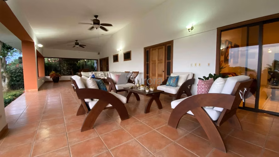 Hermosa casa en venta en Carretera Sur.
