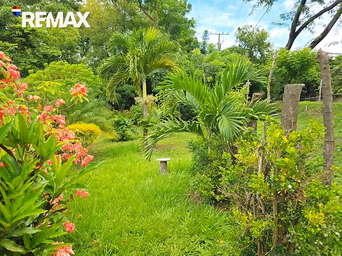 Casa Espaciosa con Terreno Grande – Oportunidad de Inversión cerca de Managua