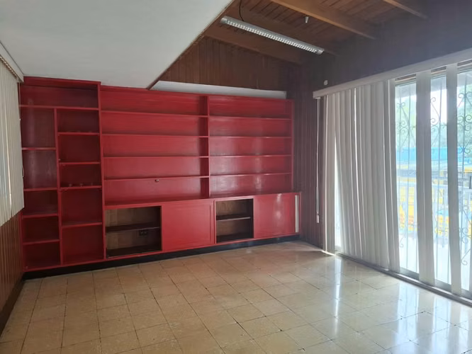 Bolonia: Propiedad Comercial de Dos Plantas