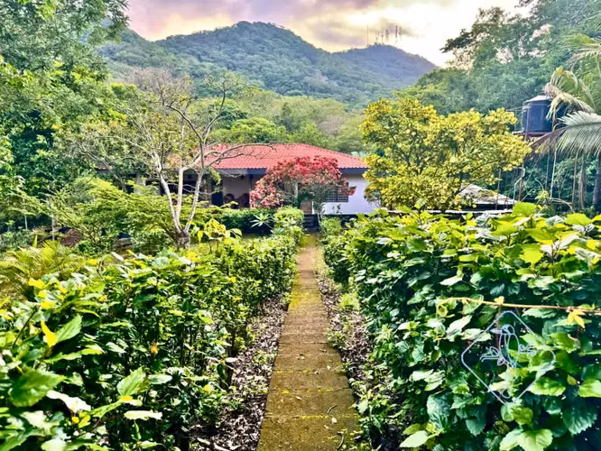 Casa en Venta en las Afueras del Este de San Juan del Sur – US$220,000 (Antes US$289,000)