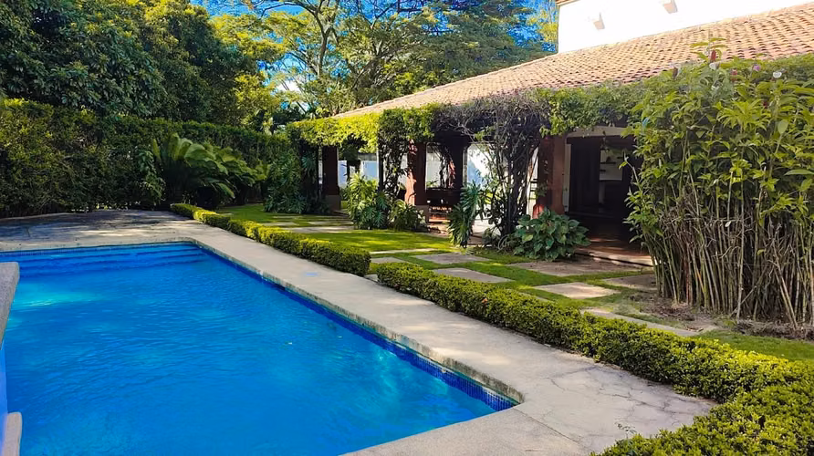 Se Renta Casa con Piscina en Las Colinas
