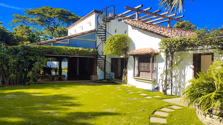 Se Renta Casa con Piscina en Las Colinas - Imagen 3
