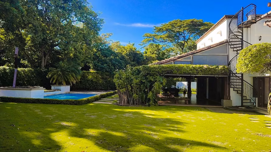 Se Renta Casa con Piscina en Las Colinas - Imagen 5