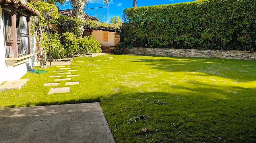 Se Renta Casa con Piscina en Las Colinas - Imagen 9