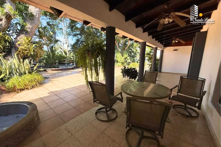 Preciosa Casa con Vista esquinera - LL