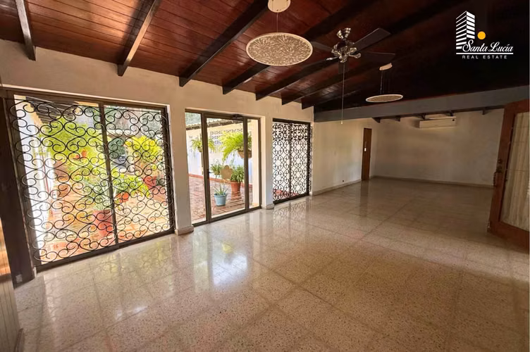 Preciosa Casa con Vista esquinera - LL