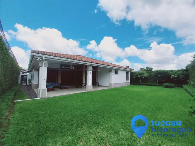 Rento Casa en Santo Domingo – Moderna Colonial con Finos Acabados