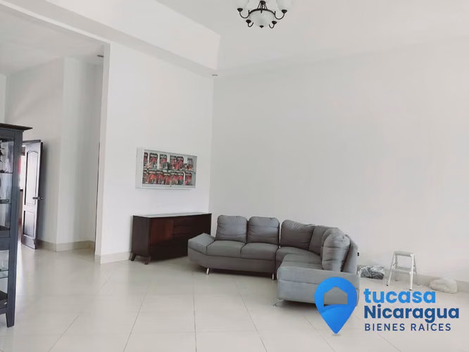 Rento Casa en Santo Domingo – Moderna Colonial con Finos Acabados