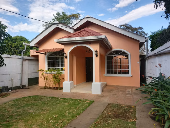 NINDIRI: SE VENDE CASA CÉNTRICA PARA NEGOCIO O VIVIENDA.
