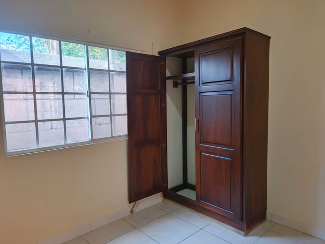 NINDIRI: SE VENDE CASA CÉNTRICA PARA NEGOCIO O VIVIENDA.