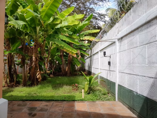 NINDIRI: SE VENDE CASA CÉNTRICA PARA NEGOCIO O VIVIENDA.