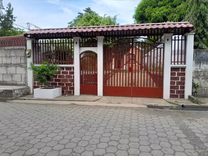 NINDIRI: SE VENDE CASA CÉNTRICA PARA NEGOCIO O VIVIENDA.