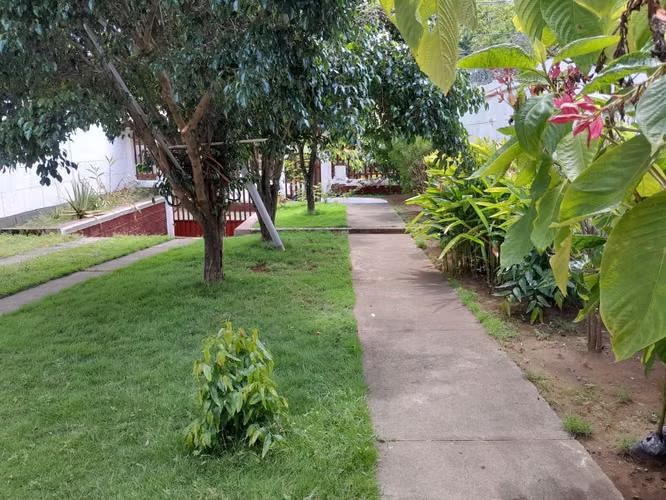 NINDIRI: SE VENDE CASA CÉNTRICA PARA NEGOCIO O VIVIENDA.