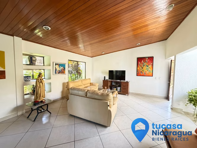 Rento casa en Las Colinas, Managua – Estilo quinta con amplios jardines e ideal para negocio - Imagen 2