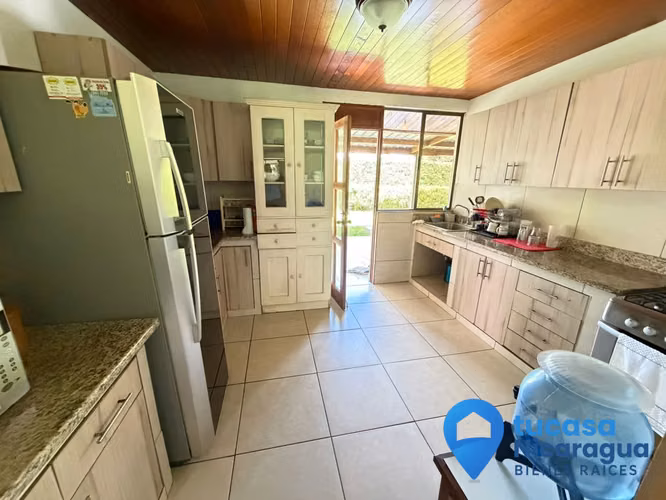 Rento casa en Las Colinas, Managua – Estilo quinta con amplios jardines e ideal para negocio - Imagen 11