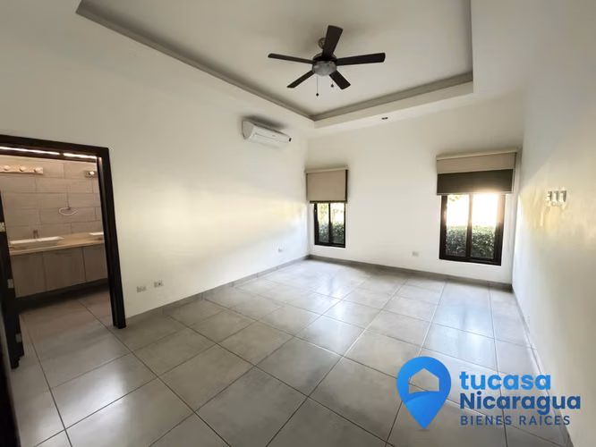 Casa en Renta o Venta en Santo Domingo • Condominio Nuevo • 4 Habitaciones + Piscina • Managua