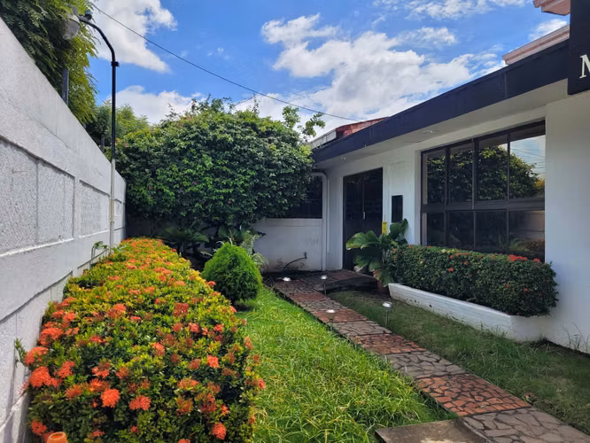 En venta oficina en excelente zona en Bolonia.