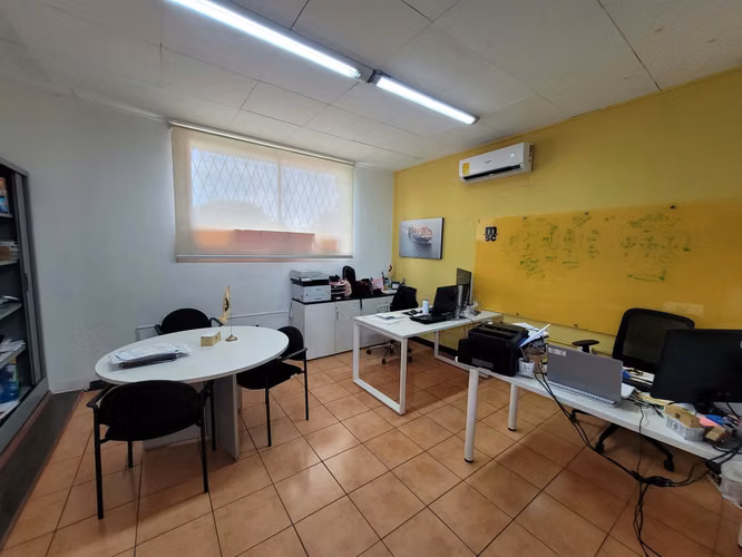 En venta oficina en excelente zona en Bolonia.