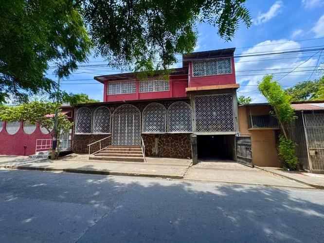 CALLE PRINCIPAL EN VILLA VENEZUELA / U$110,000