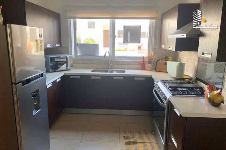  Hermosa Casa Amueblada en Condominio de Santo Domingo – AC