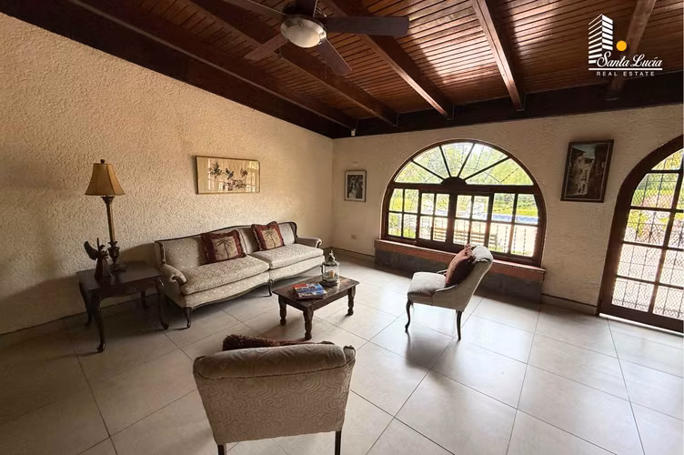 Amplia Casa con Piscina en Santo Domingo ! - LL