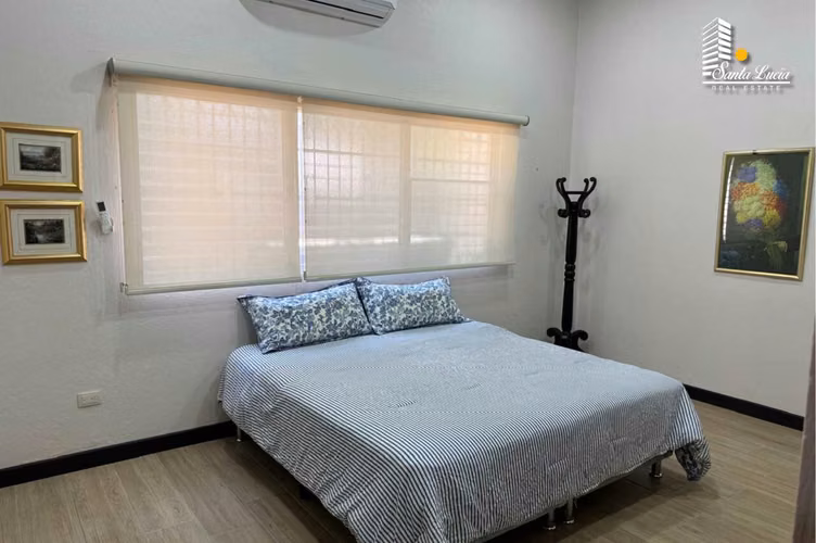Amplia Casa con Piscina en Santo Domingo ! - LL